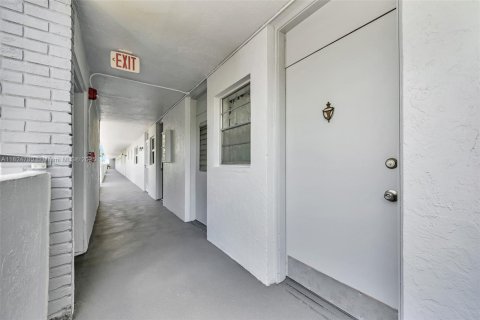 Condo in North Miami Beach, Florida, 2 bedrooms  № 1794846 - photo 2
