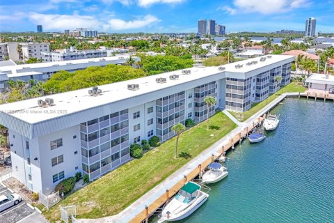 Condo in North Miami Beach, Florida, 2 bedrooms  № 1794846 - photo 22