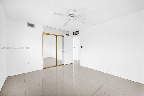 Condo in North Miami Beach, Florida, 2 bedrooms  № 1794846 - photo 16