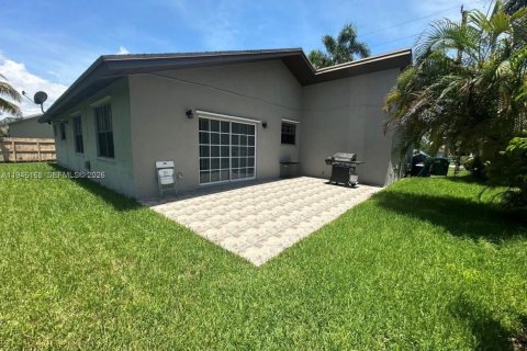 Снять в аренду виллу или дом в Пальметто-Бей, Флорида 3 спальни, 142.42м2, № 2002558 - фото 3