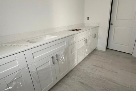 House in Vero Beach, Florida 3 bedrooms, 170.85 sq.m. № 2033744 - photo 5