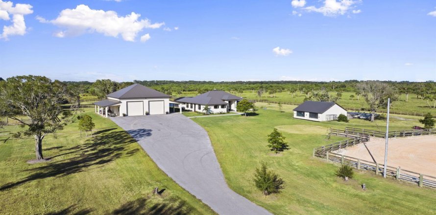 House in St. Lucie, Florida 3 bedrooms, 353.68 sq.m. № 2082645