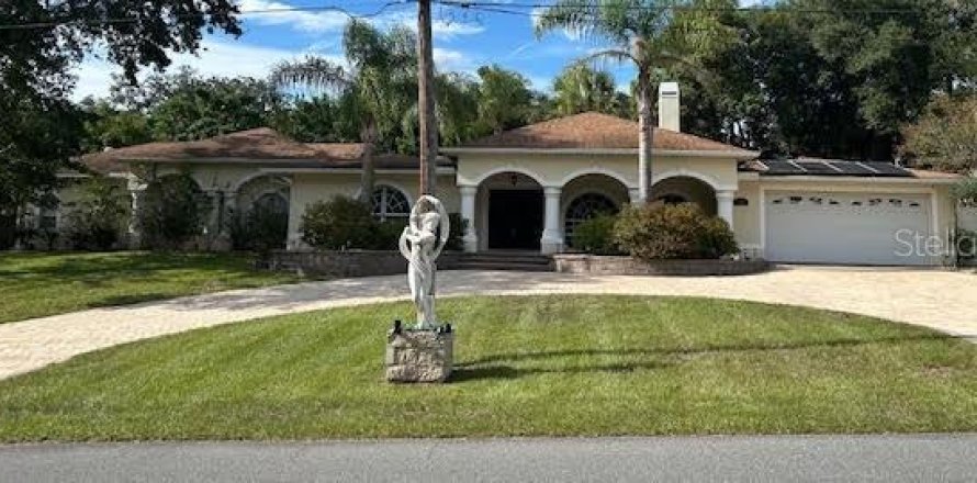 House in Crystal River, Florida 3 bedrooms, 228.26 sq.m. № 1911311