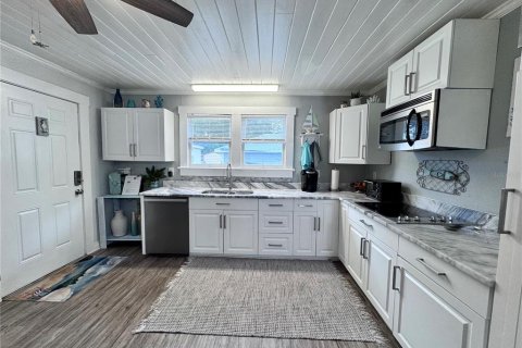 House in Tampa, Florida 3 bedrooms, 120.87 sq.m. № 1899135 - photo 16