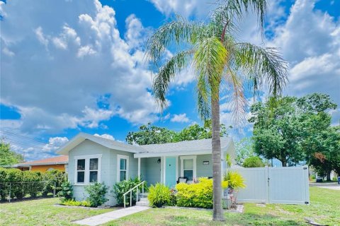House in Tampa, Florida 3 bedrooms, 120.87 sq.m. № 1899135 - photo 1