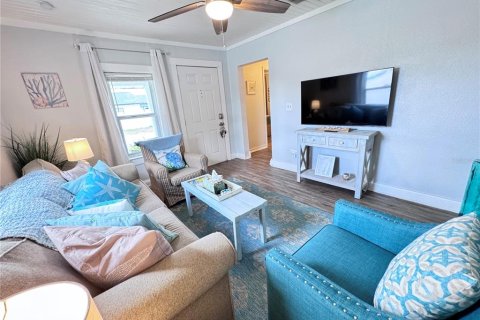 House in Tampa, Florida 3 bedrooms, 120.87 sq.m. № 1899135 - photo 6