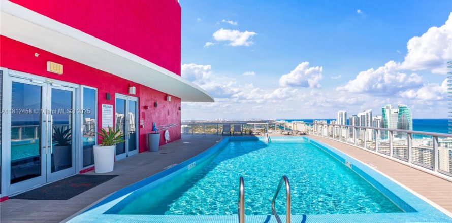 Condo in Hallandale Beach, Florida, 2 bedrooms № 1758977