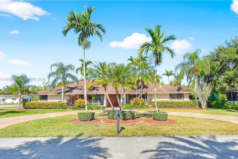 Дом в Майами, Флорида 5 спален, 282.89м2 № 1996054