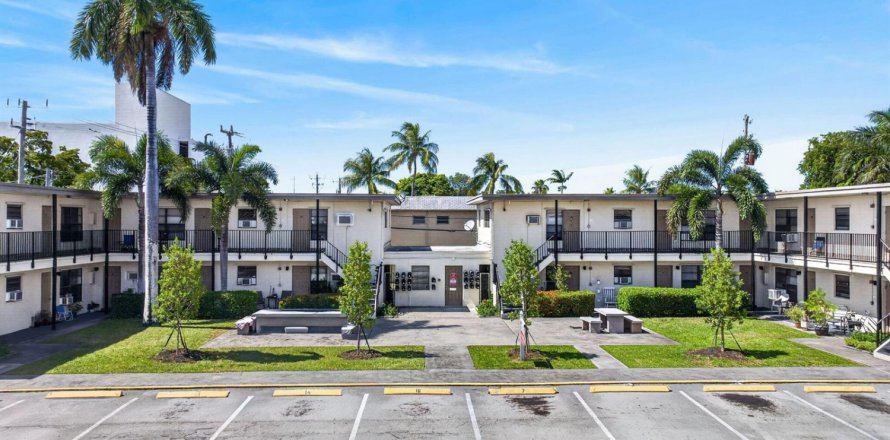 Commercial property in Pompano Beach, Florida № 2274198