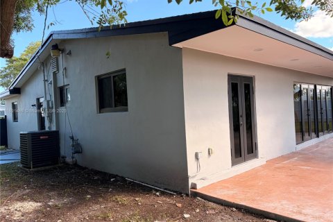 House in Miami, Florida 5 bedrooms, 183.39 sq.m. № 1944737 - photo 9