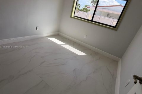 House in Miami, Florida 5 bedrooms, 183.39 sq.m. № 1944737 - photo 26