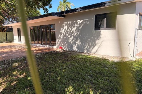 House in Miami, Florida 5 bedrooms, 183.39 sq.m. № 1944737 - photo 8