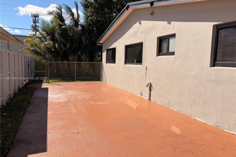 House in Miami, Florida 5 bedrooms, 183.39 sq.m. № 1944737 - photo 4