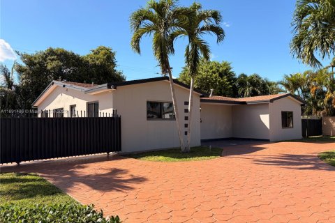 House in Miami, Florida 5 bedrooms, 183.39 sq.m. № 1944737 - photo 3