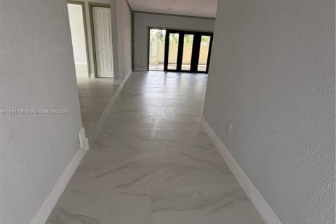 House in Miami, Florida 5 bedrooms, 183.39 sq.m. № 1944737 - photo 17