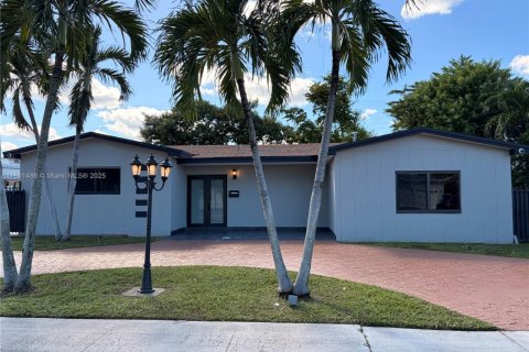 House in Miami, Florida 5 bedrooms, 183.39 sq.m. № 1944737 - photo 1