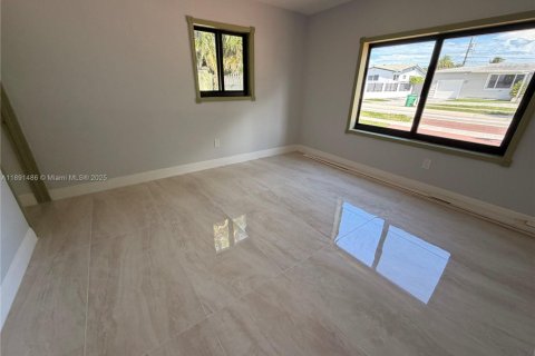 House in Miami, Florida 5 bedrooms, 183.39 sq.m. № 1944737 - photo 21