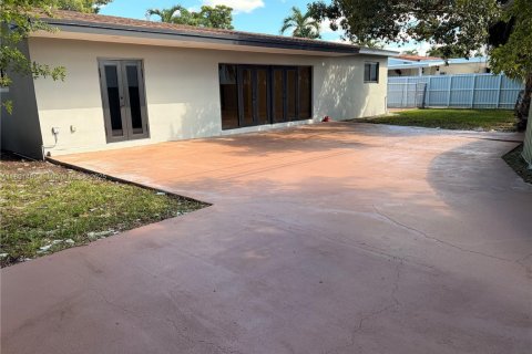 House in Miami, Florida 5 bedrooms, 183.39 sq.m. № 1944737 - photo 7