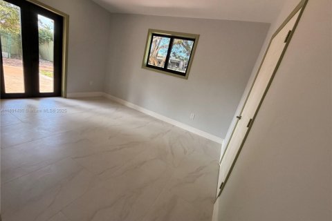 House in Miami, Florida 5 bedrooms, 183.39 sq.m. № 1944737 - photo 18