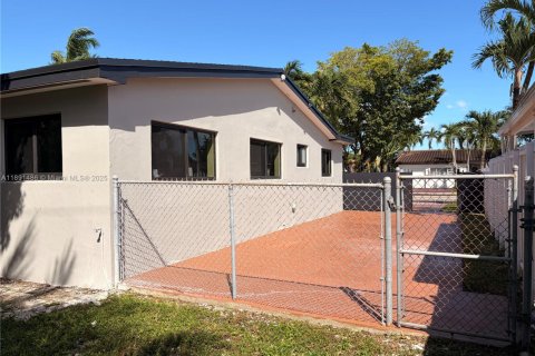 House in Miami, Florida 5 bedrooms, 183.39 sq.m. № 1944737 - photo 6