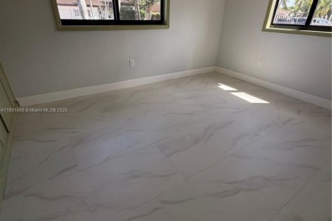 House in Miami, Florida 5 bedrooms, 183.39 sq.m. № 1944737 - photo 24