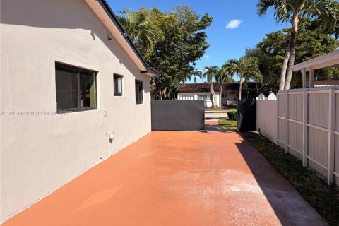 House in Miami, Florida 5 bedrooms, 183.39 sq.m. № 1944737 - photo 5