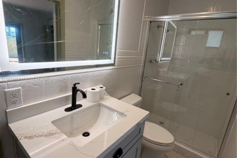 House in Miami, Florida 5 bedrooms, 183.39 sq.m. № 1944737 - photo 20