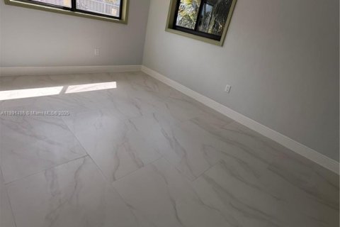 House in Miami, Florida 5 bedrooms, 183.39 sq.m. № 1944737 - photo 25