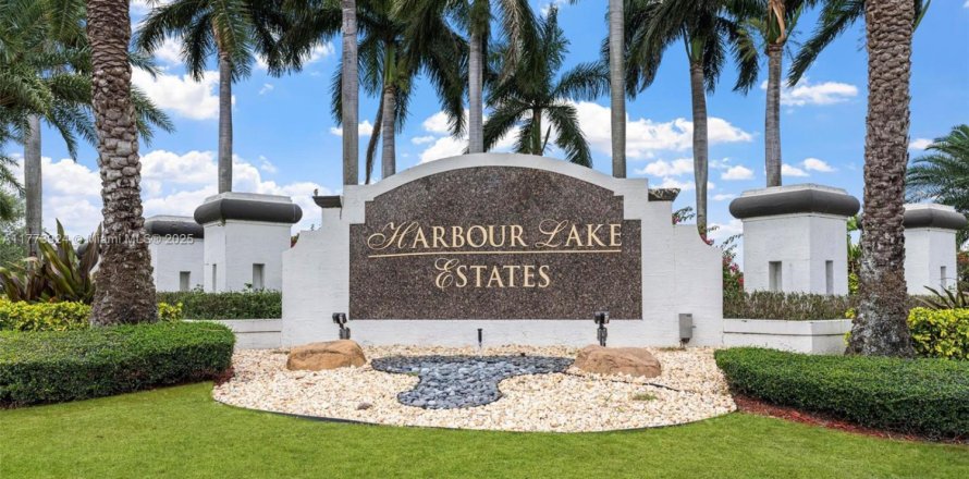 House in Miramar, Florida 5 bedrooms, 284.37 sq.m. № 1695556