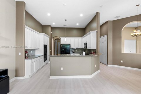House in Miramar, Florida 5 bedrooms, 284.37 sq.m. № 1695556 - photo 10