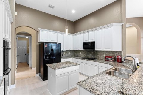 House in Miramar, Florida 5 bedrooms, 284.37 sq.m. № 1695556 - photo 11