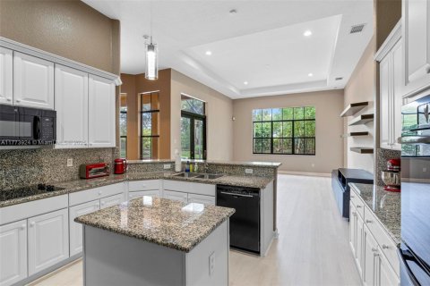 House in Miramar, Florida 5 bedrooms, 284.37 sq.m. № 1695556 - photo 9