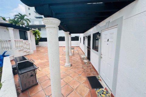 Propiedad comercial en venta en Miami, Florida № 1830294 - foto 18