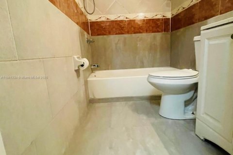 Propiedad comercial en venta en Miami, Florida № 1830294 - foto 13