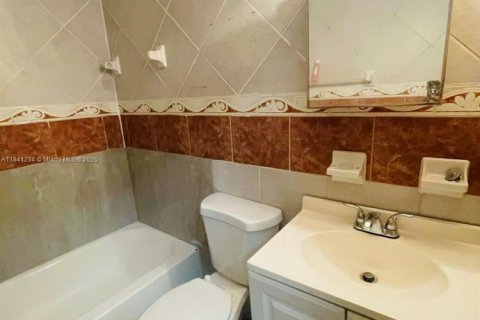 Propiedad comercial en venta en Miami, Florida № 1830294 - foto 24