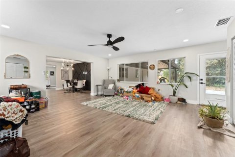 House in DeLand, Florida 4 bedrooms, 231.98 sq.m. № 2099279 - photo 18