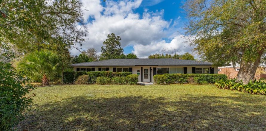 House in DeLand, Florida 4 bedrooms, 231.98 sq.m. № 2099279