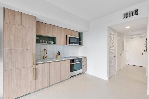 Estudio en el Condominio en Miami, Florida  № 2078478