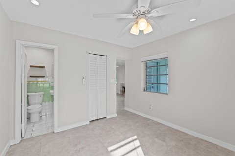 Villa ou maison à vendre à Lantana, Floride: 2 chambres, 102.94 m2 № 2421351 - photo 17
