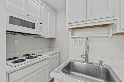 Villa ou maison à vendre à Lantana, Floride: 2 chambres, 102.94 m2 № 2421351 - photo 12