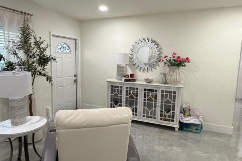 Casa en venta en West Palm Beach, Florida, 4 dormitorios, 131.83 m2 № 2338174 - foto 2