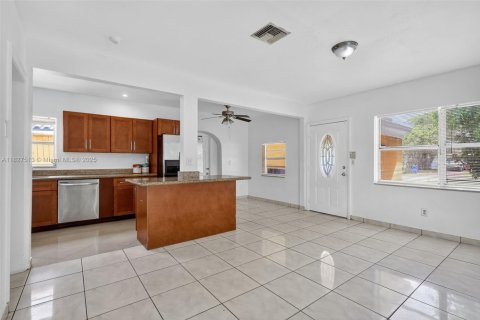 Casa en venta en North Miami Beach, Florida, 4 dormitorios, 118.54 m2 № 1927065 - foto 8