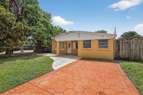 Casa en venta en North Miami Beach, Florida, 4 dormitorios, 118.54 m2 № 1927065 - foto 2