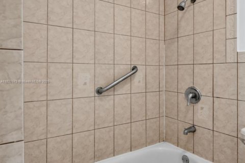 Casa en venta en North Miami Beach, Florida, 4 dormitorios, 118.54 m2 № 1927065 - foto 25