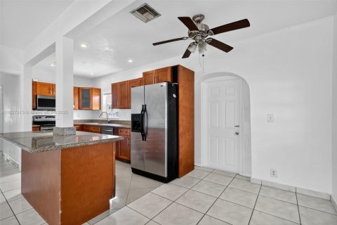 Casa en venta en North Miami Beach, Florida, 4 dormitorios, 118.54 m2 № 1927065 - foto 11