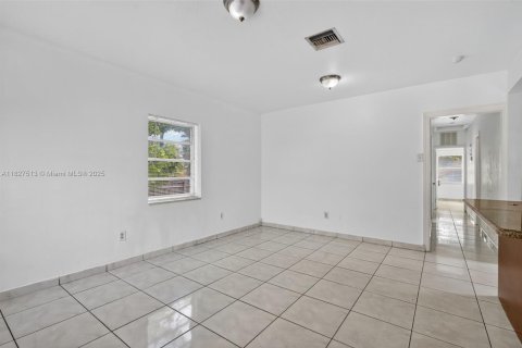 Casa en venta en North Miami Beach, Florida, 4 dormitorios, 118.54 m2 № 1927065 - foto 6