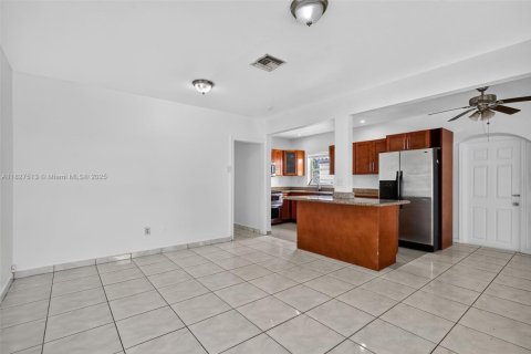 Casa en venta en North Miami Beach, Florida, 4 dormitorios, 118.54 m2 № 1927065 - foto 7