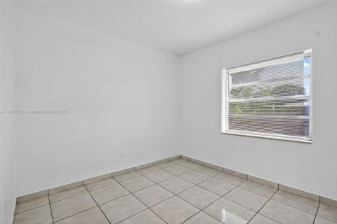 Casa en venta en North Miami Beach, Florida, 4 dormitorios, 118.54 m2 № 1927065 - foto 16