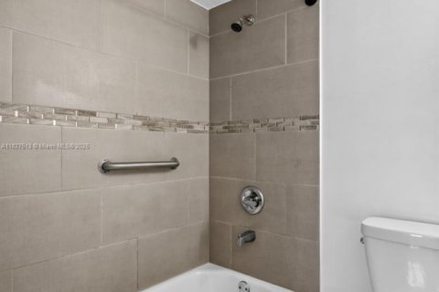 Casa en venta en North Miami Beach, Florida, 4 dormitorios, 118.54 m2 № 1927065 - foto 30