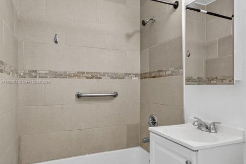 Casa en venta en North Miami Beach, Florida, 4 dormitorios, 118.54 m2 № 1927065 - foto 26